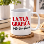 Tazza bianca personalizzata con grafica appoggiata su tavolo